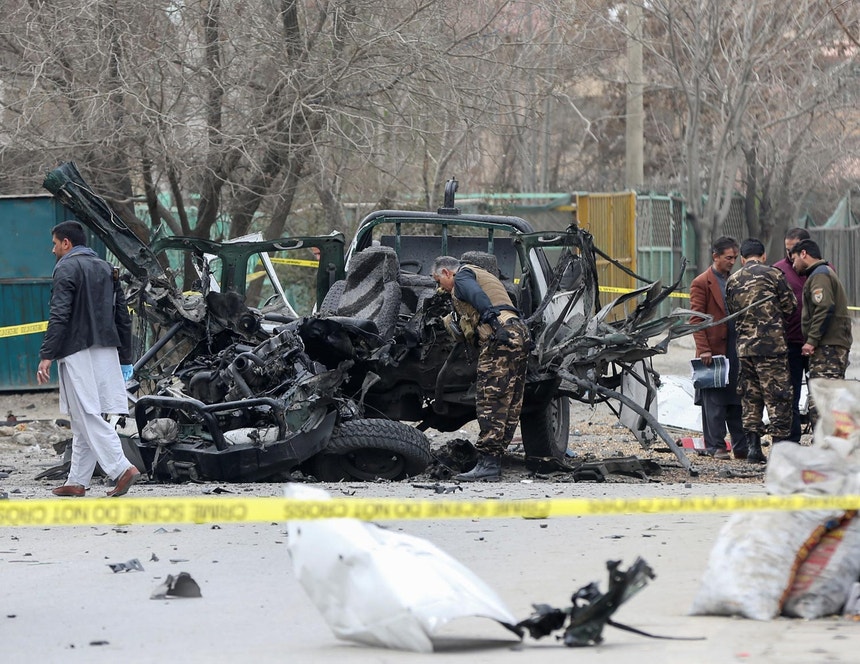 Forças de segurança afegãs examinam os restos de um ataque Taliban em Cavul, em 20 de fevereiro de 2021
