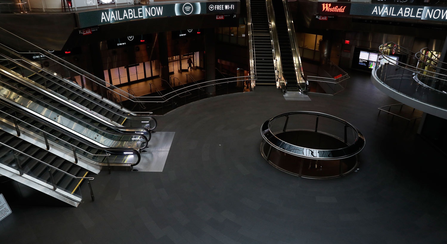  Esta&ccedil;&atilde;o de metro em hora de ponta praticamente vazia em Nova Iorque, EUA / Lucas Jackson - Reuters 