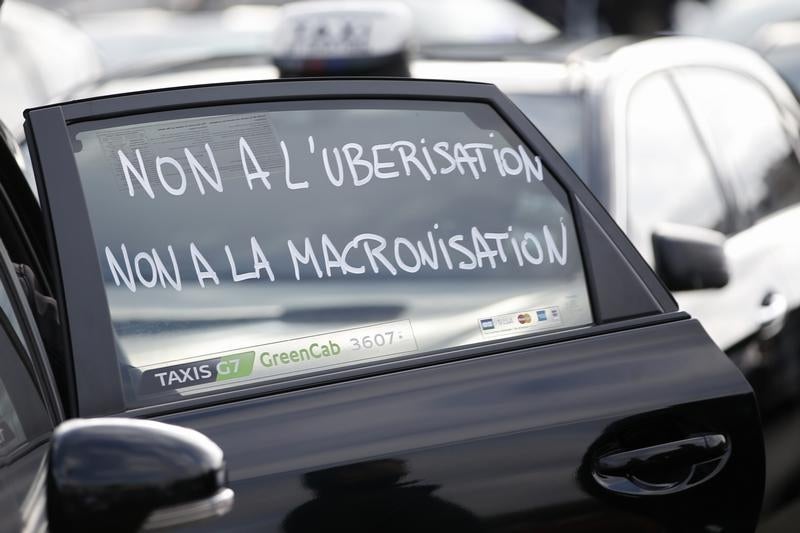 O resumo do protesto dos taxistas em Fran&ccedil;a, escrito na janela de um t&aacute;xis parisiense, durante a greve e protestos de de 26 de janeiro, 2016 Foto: Reuters