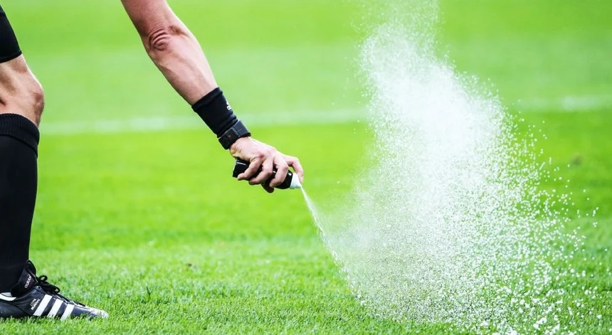 Imagem relacionada com a notícia: A FIFA  foi condenada a indemnizar o inventor do spray no futebol
