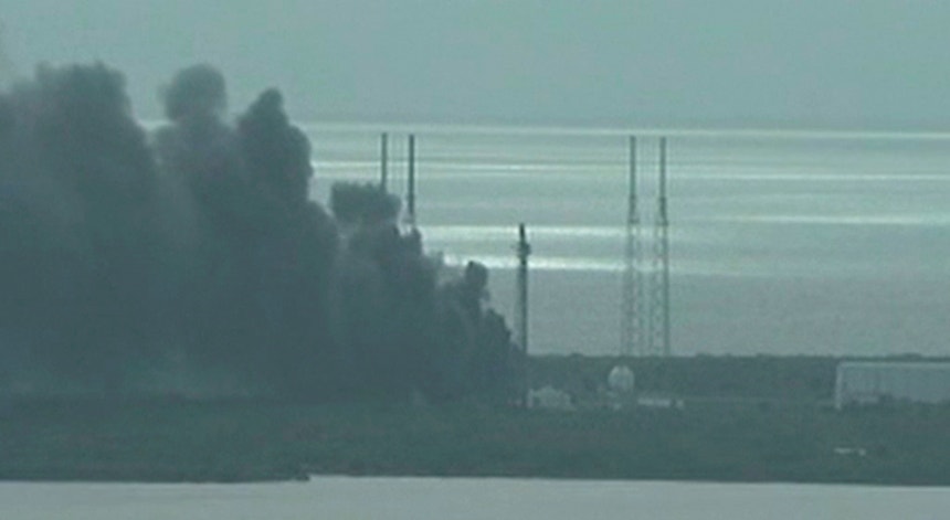 A explosão durante o teste de ignição do foguetão Falcon 9, resultaram numa enorme bola de fogo e fumo.
