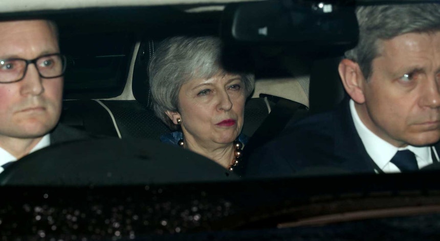 Theresa May deve reunir hoje de novo com o líder da oposição para negociar uma saída para o impasse do Brexit
