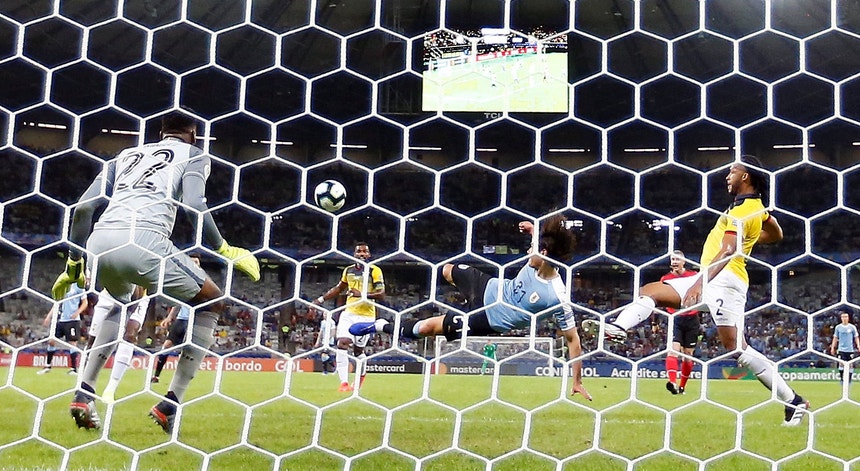 Cavani, ao centro na foto, marcou o segundo golo do Uruguai

