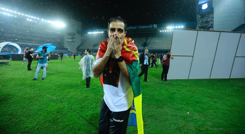 Renato Paiva, envolto pela bandeira de Portugal, festeja o título de campeão do Equador
