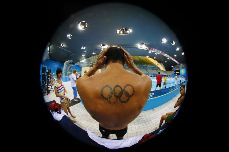  O sueco Jesper Tolvers, mostra no campeonato do mundo de nata&ccedil;&atilde;o de 2013, uma recorda&ccedil;&atilde;o ol&iacute;mpica. Gustau Nacarino / Reuters 