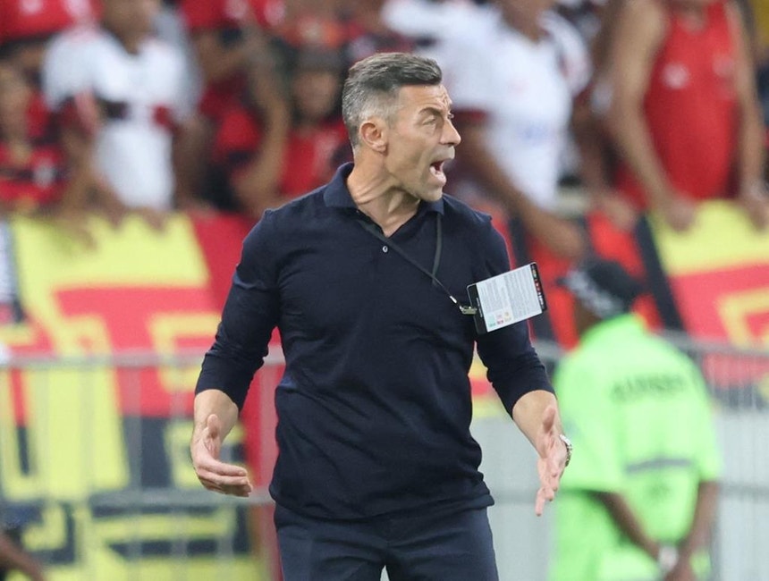 Pedro Caixinha viu a sua equipa perder no terreno do Botafogo
