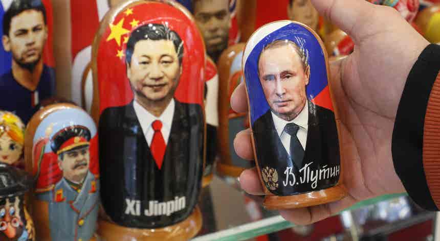 Xi e Putin em versão matriosca