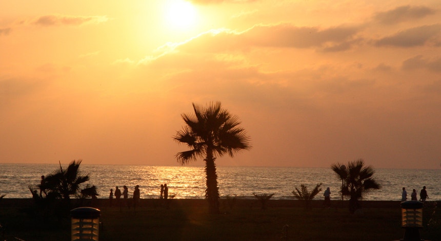 Pôr-do-sol na praia de Tartus
