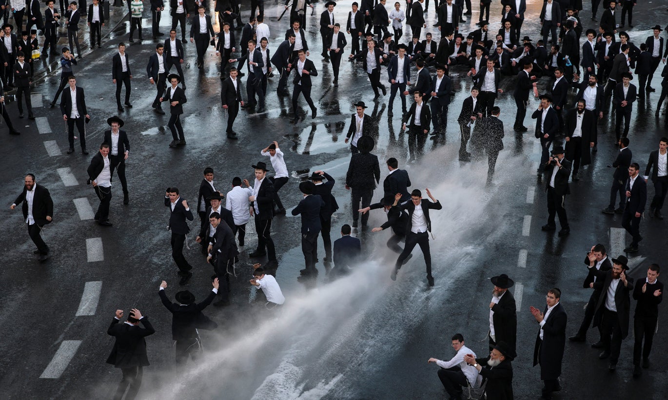 Judeus ultraortodoxos cortam autoestradas em Israe