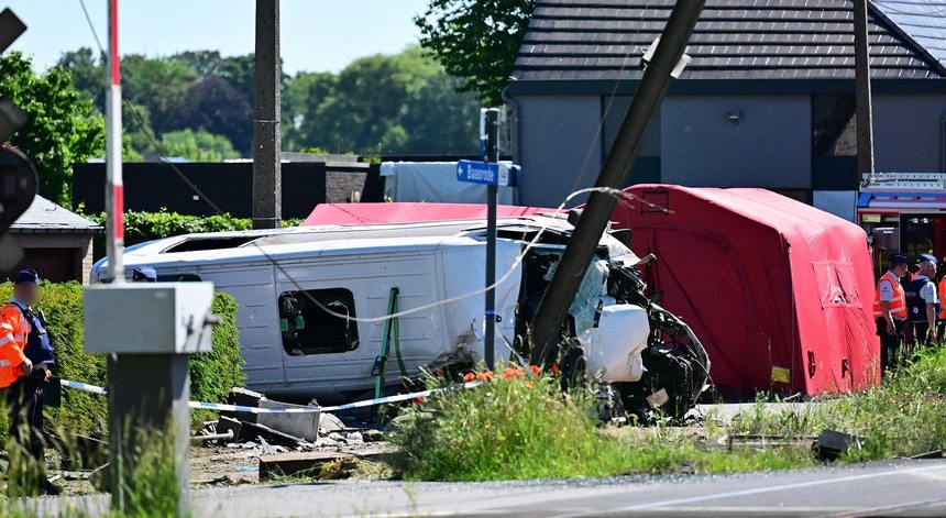 Vários mortos em acidente entre comboio e minibus escolar na Bélgica
