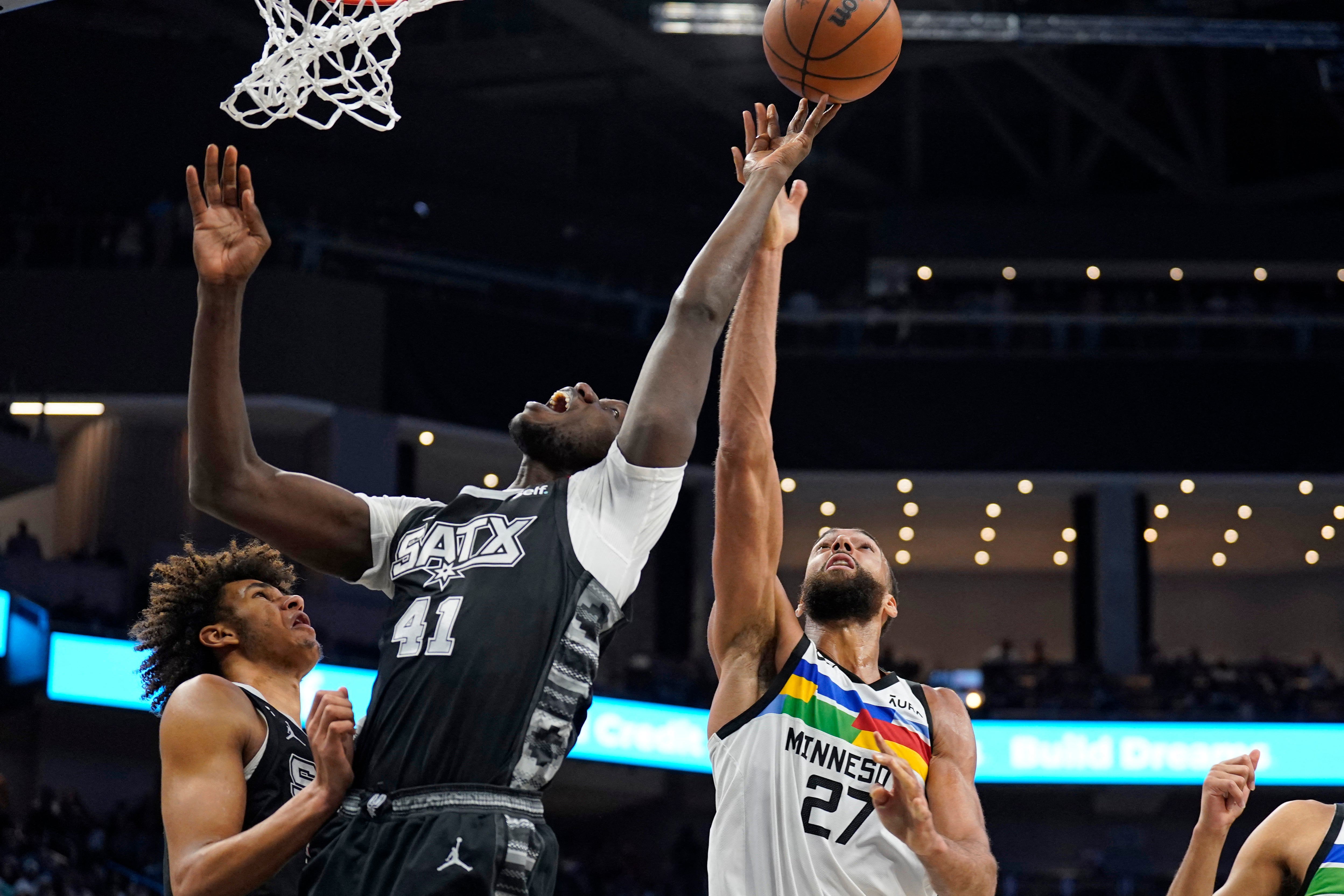 Rudy Gobert Agride Companheiro Durante Jogo Dos Timberwolves Com Os ...