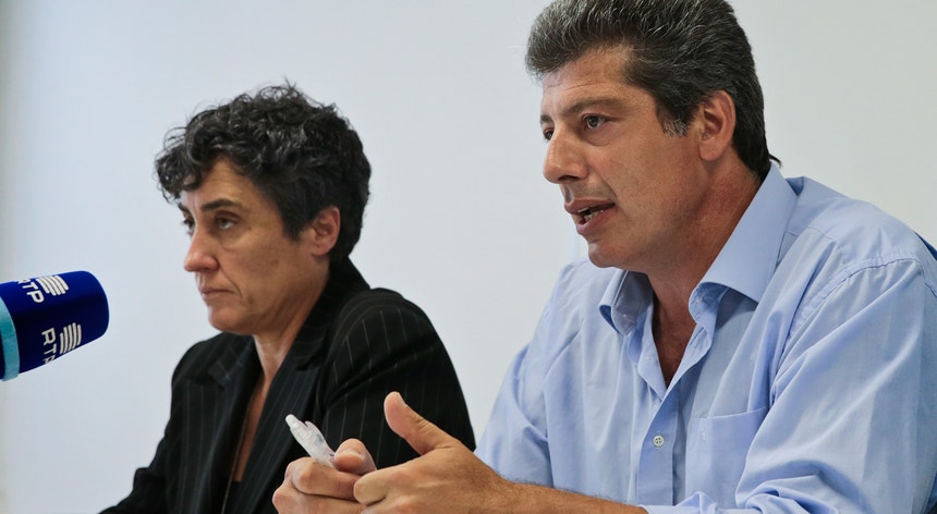 Os dirigentes do Sindicato dos Enfermeiros Portugueses José Carlos Martins e Guadalupe Simões falam aos jornalistas em conferência de imprensa

