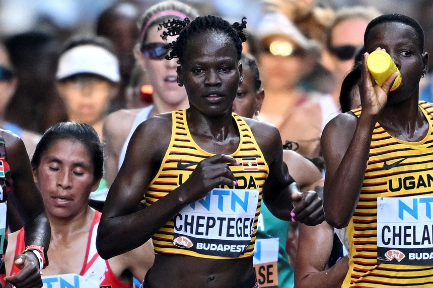 Rebecca Cheptegei (ao centro), durante a maratona feminina dos Mundiais de Atletismo, Budapeste, Hungria, em agosto de 2023. 
