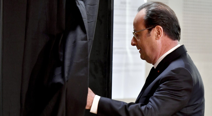 François Hollande francês anunciou esta segunda-feira que irá votar em Macron
