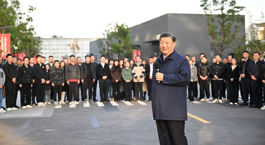 Xi Jinping pede à UE que não interfira nas relações com Pequim
