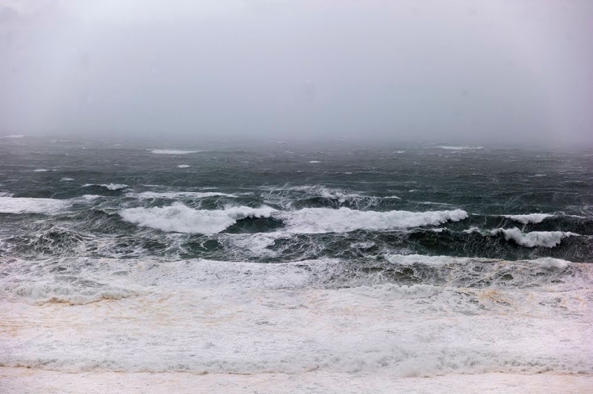 Imagem de Costa norte da Madeira e Porto Santo sob aviso vermelho devido à agitação marítima