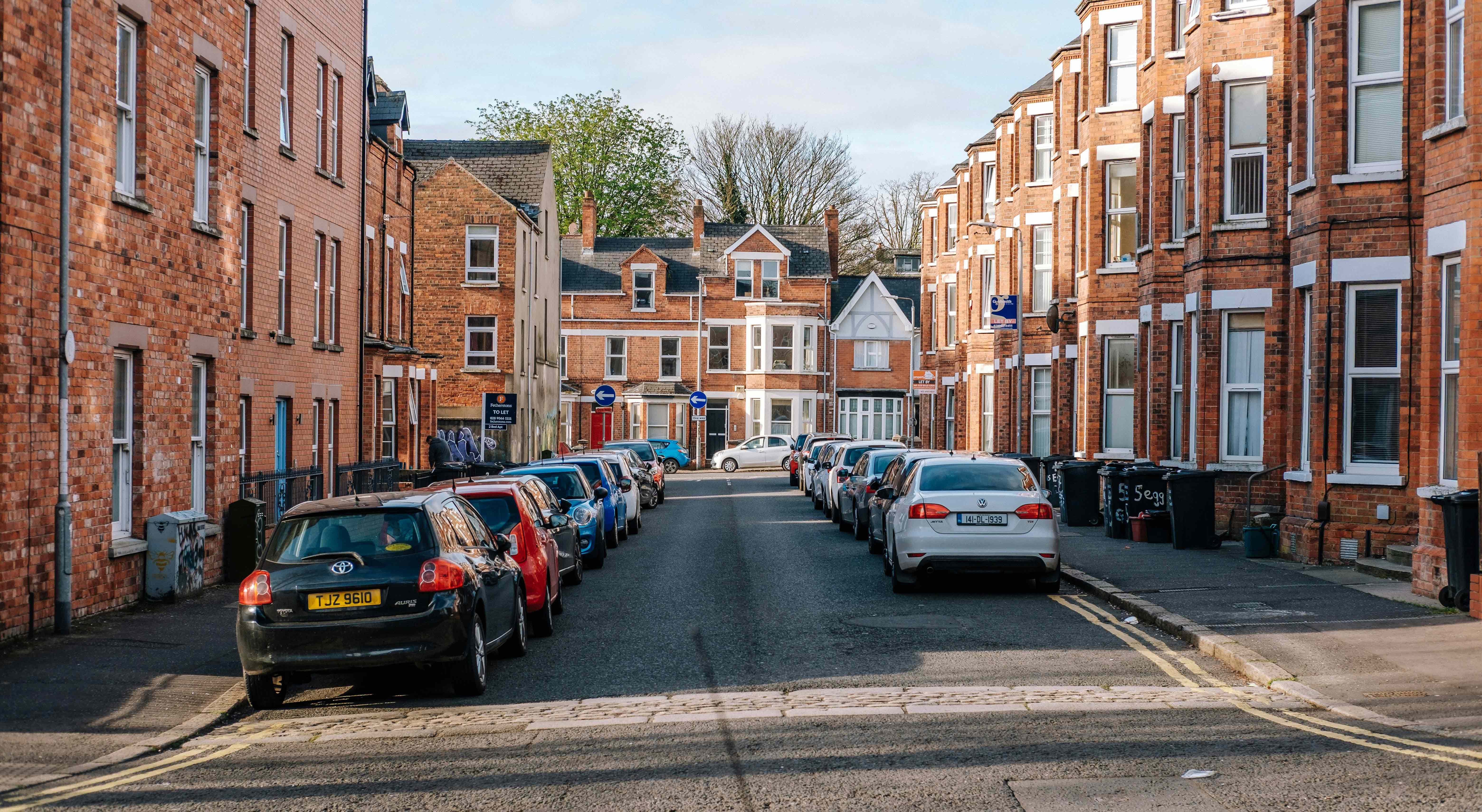 Operações policiais em Belfast após explosão de carro-bomba