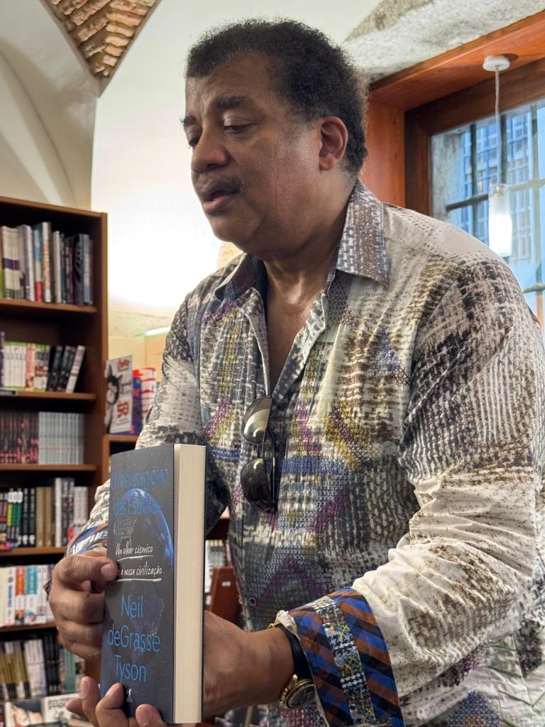 Imagem de Neil DeGrasse Tyson levou centenas de fãs à Bertrand do Chiado