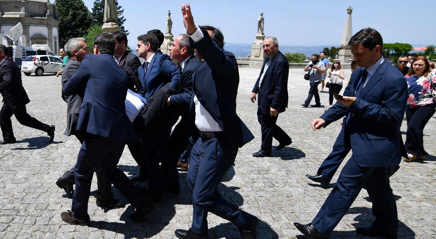 O Presidente da Republica Marcelo Rebelo de Sousa é levado em braços após ter desmaiado durante a visita ao Santuário do Bom Jesus em Braga
