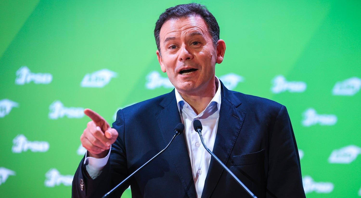 Com greve geral � vista. Montenegro faz subir fasquia do sal�rio m�nimo para 1.600 euros