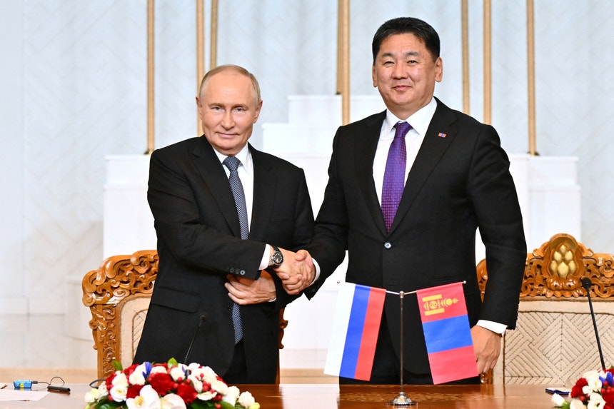 Vladimir Putin e o presidente mongol Ukhnaagiin Khurelsukh.
