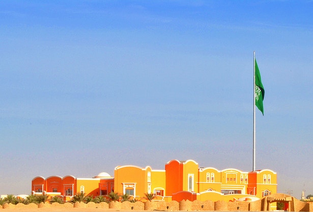  131&ordm; Na Ar&aacute;bia Saudita as mulheres precisam de autoriza&ccedil;&atilde;o de um homem para viajar, votar, entrar na universidade e para exercer certas profiss&otilde;es. 