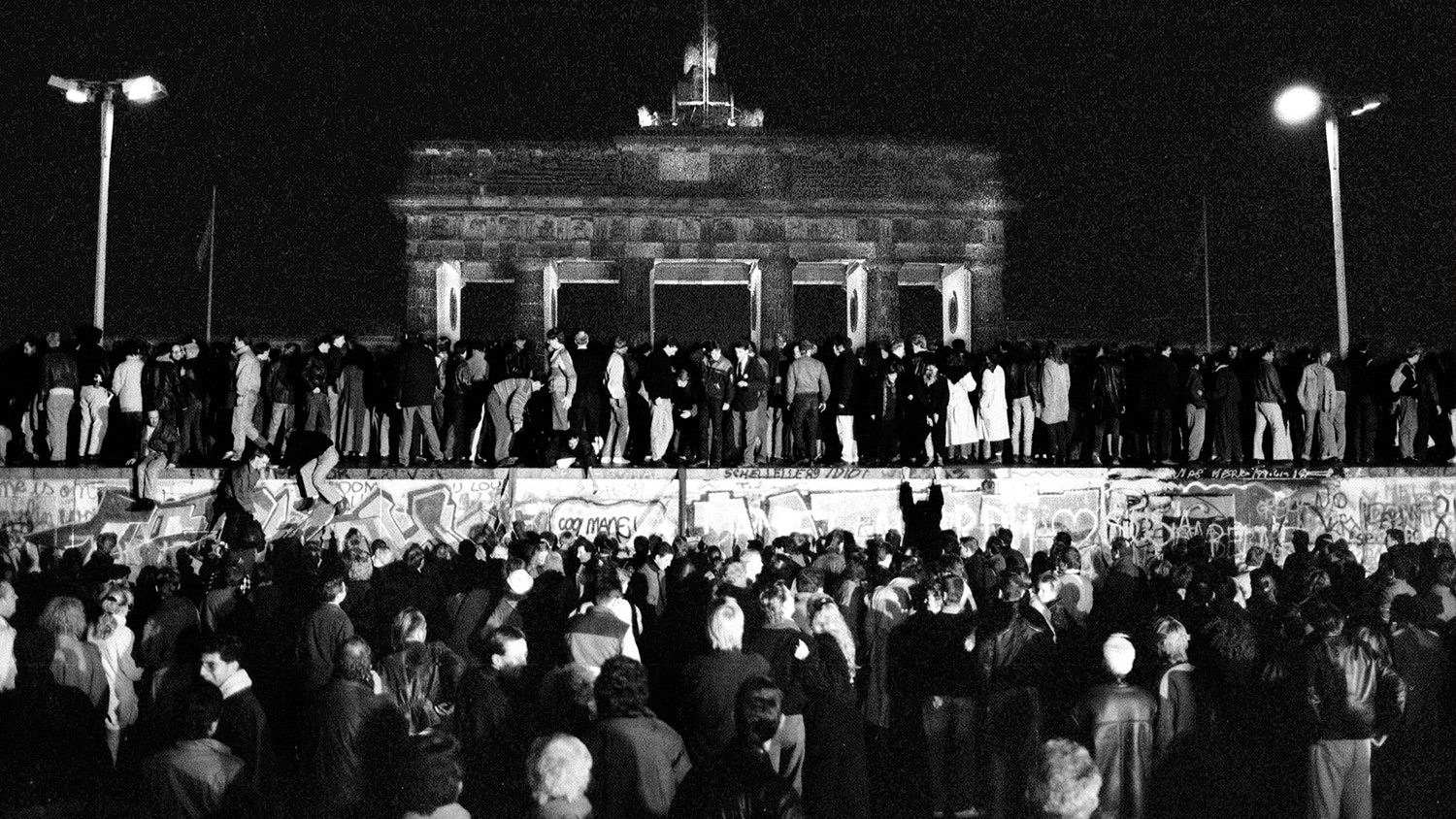  Alemanha Ocidental e Oriental celebram a queda do Muro. 9 de novembro de 1989 | Fabrizio Bensch - Reuters 