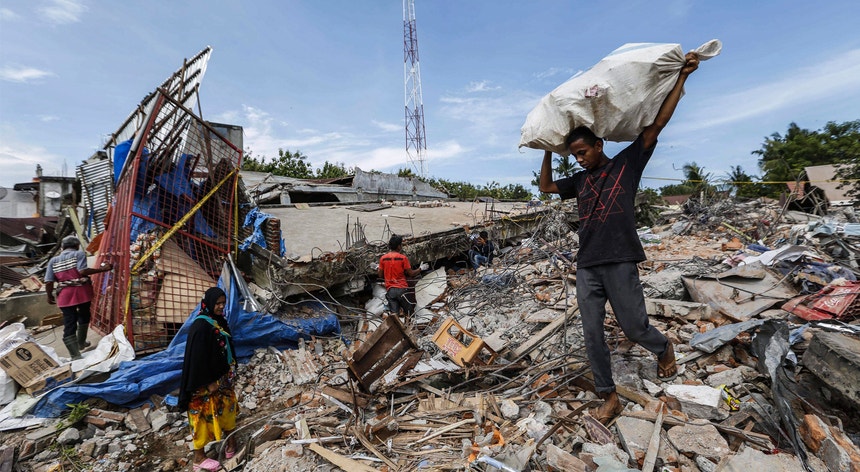 Mais de uma centena de casas ruiu com o sismo. As autoridades procuram vítimas e sobreviventes nos escombros.
