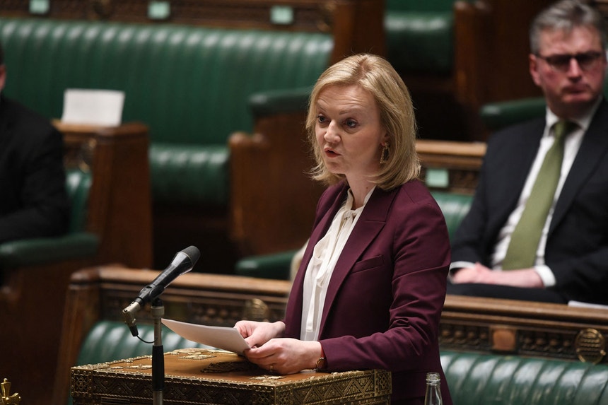 Liz Truss, ministra dos Negócios Estrangeiros do Reino Unido, dirige-se ao Parlamento
