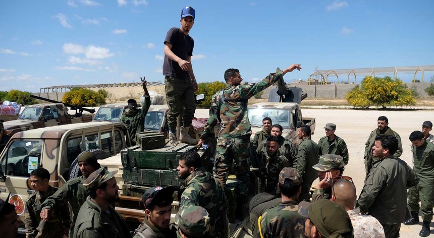 Forças de Khalifa Hafter, a caminho de Trípoli

