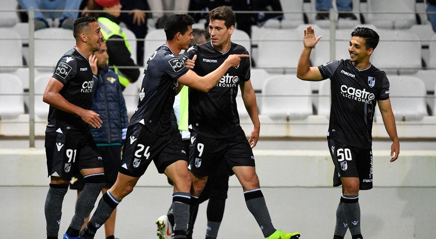 O jogador do Vitória de Guimarães Yordán Osorio celebra após marcar um golo contra o Moreirense 

