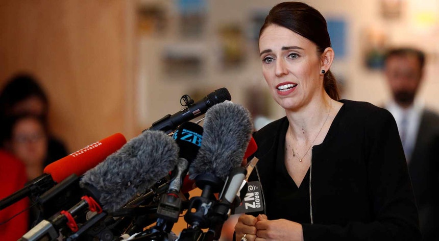 Jacinda Ardern, primeira-ministra da Nova Zelândia, anunciou também a proibição de venda de carregadores de alta capacidade
