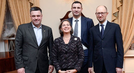Victoria Nuland, secretaria de Estado adjunta dos EUA para os Assuntos Europeus, com os l&iacute;deres da oposi&ccedil;&atilde;o ucraniana, Arseniy Yatseniuk (D), Vitaly Klischko (C, 2&ordm; plano) e Oleh Tyahnybok (E)