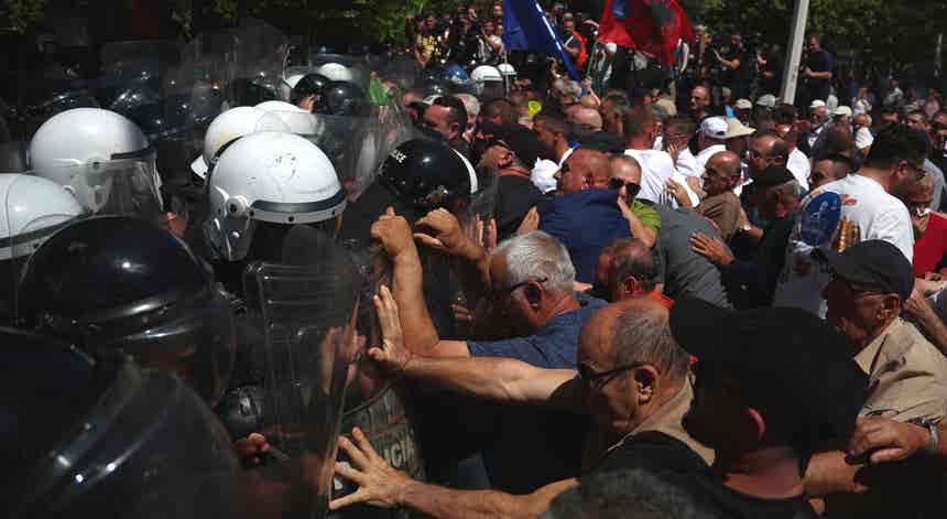 Manifestantes pedem ren�ncia do primeiro-ministro alban�s