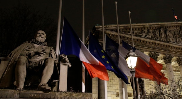 Bandeiras a meia-haste no exterior da Assembleia Nacional em Paris
