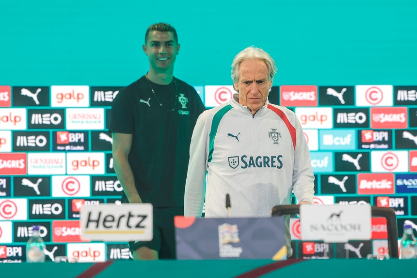 Imagem de Jorge Jesus "um bocadão" ansioso com a estreia, CR7 admite ficar no banco