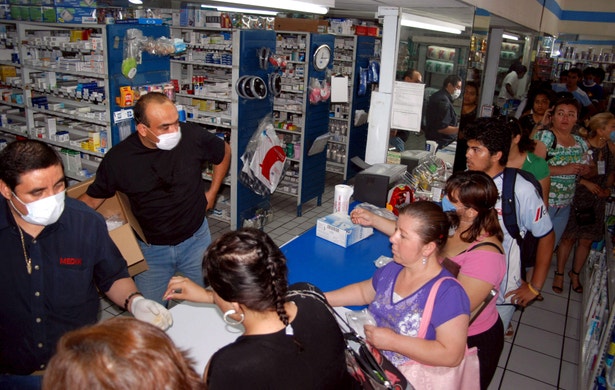  Nas farm&aacute;cias mexicanas as m&aacute;scaras para a boca e nariz, uma forma de evitar a propaga&ccedil;&atilde;o do v&iacute;rus, s&atilde;o postas &agrave; venda. (Juan Cedillo/EPA) 