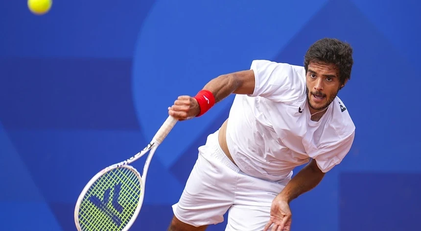 Tenista Francisco Cabral nos quartos de final de pares do torneio de Doha