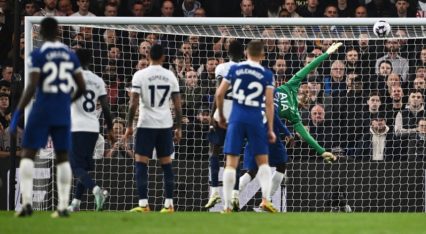 Chelsea vence dérbi com Tottenham e sobe a oitavo na Liga inglesa
