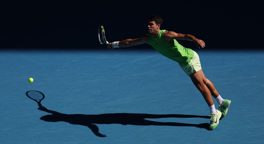 Imagem de Alcaraz passa à terceira ronda na Austrália