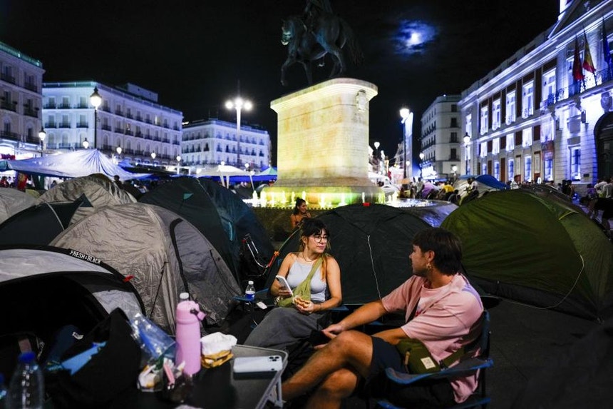 Imagem de Centenas de pessoas acampam pela segunda noite em Madrid em protesto pela habitação