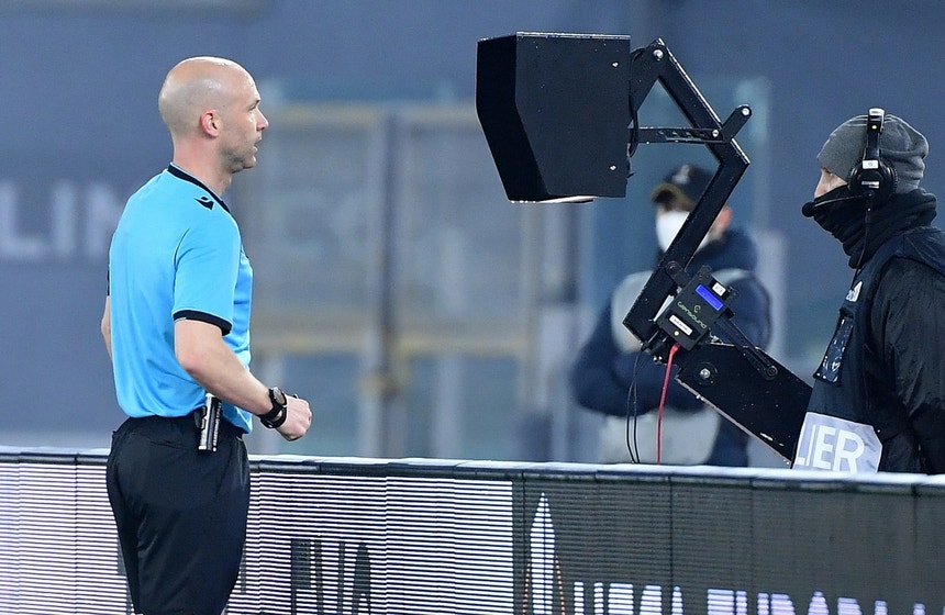 Inglês Anthony Taylor arbitra receção do Sporting ao campeão PSG