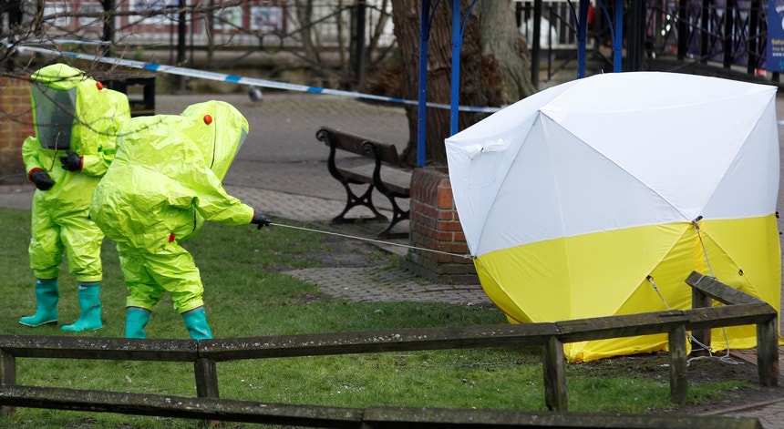 Ex-espião russo e a filha foram encontrados inconscientes num parque em Salisbury
