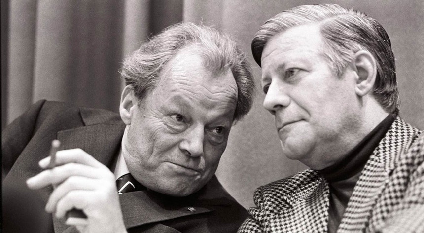 Willy Brandt (à esq.) e Helmut Schmidt - o primeiro, chanceler alemão quando começou a revolução portuguesa; o segundo, chanceler quando esta terminou.
