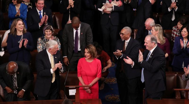 Nancy Pelosi, a nova <i>speaker</i> da Câmara dos Representantes, é aplaudida na sessão inaugural do 116º Congresso dos Estados Unidos
