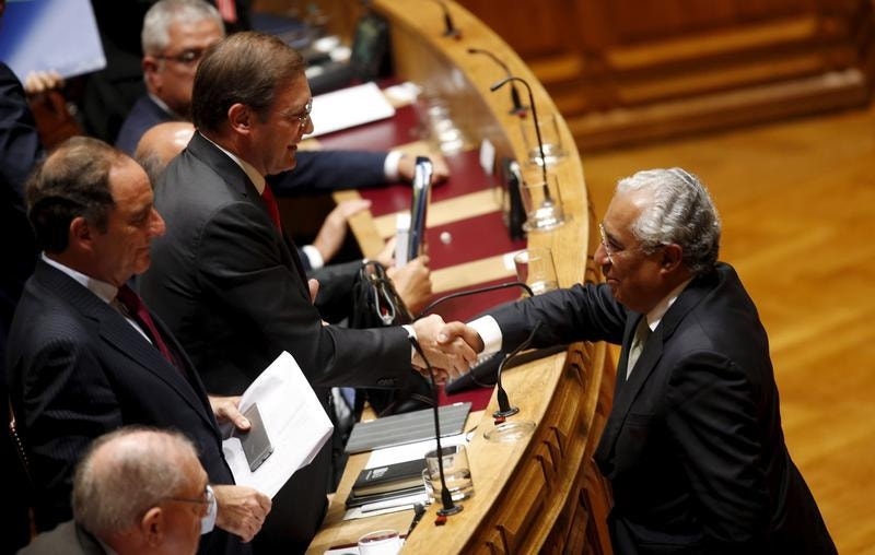 António Costa e Pedro Passos Coelho aquando da discussão no Parlamento do Programa do PSD/CDS-PP, que ditou a queda do Governo de coligação de direita, a 10 de novembro de 2015
