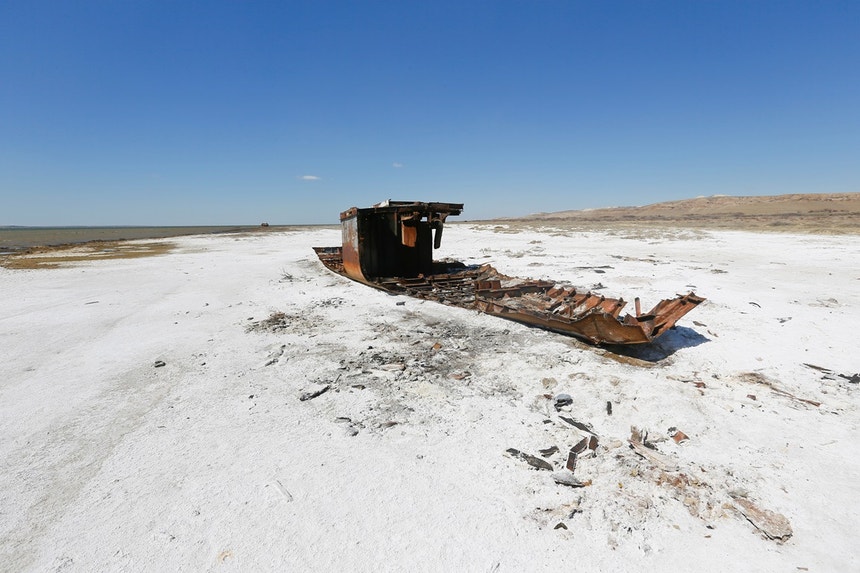 Mar de Aral, no Cazaquistão. Chegou a ser o quarto maior lago do mundo. A agricultura intensiva de algodão provocou uma redução de 90% de água, no fim do século XX
