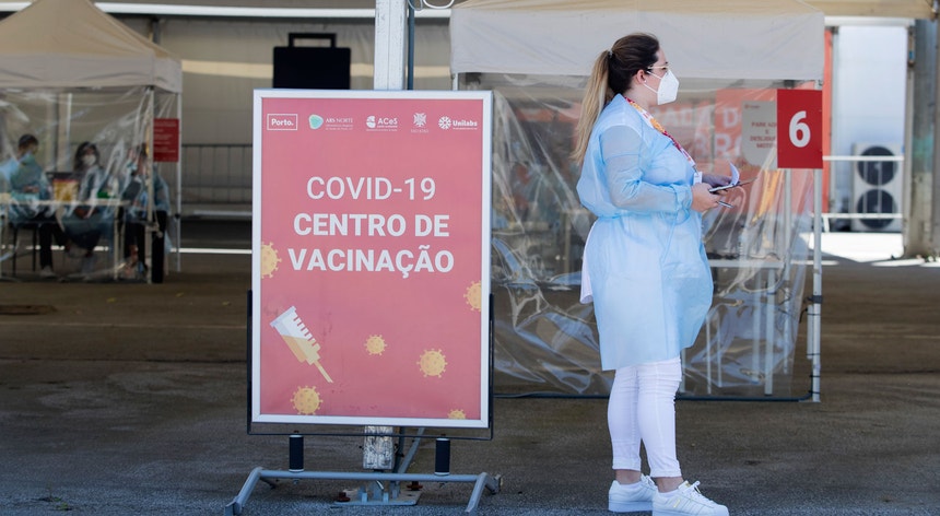 A vacinação tem sido determinante no atenuar dos efeitos da pandemia no país
