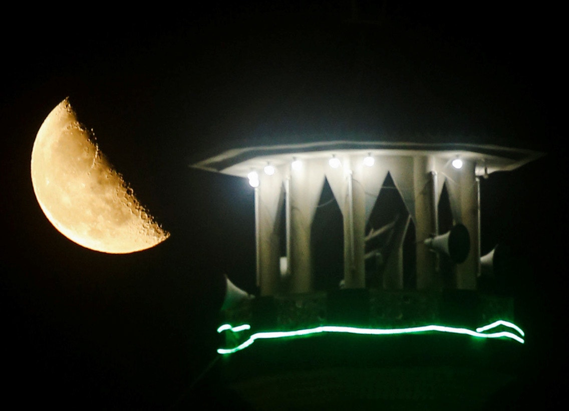  Egipto. A lua por de tr&aacute;s do minarete de uma mesquita na cidade do Cairo | Amr Abdallah Dalsh - Reuters 