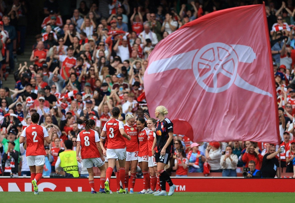 Arsenal vence com reviravolta e ganha vantagem frente ao OL Lyonnes